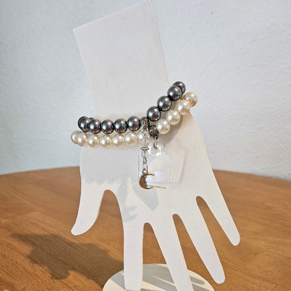 NWT'S- COWGIRL CONFETTI - White/Gray Beaded Bracelet Set with Bangles - Picture 2 of 3